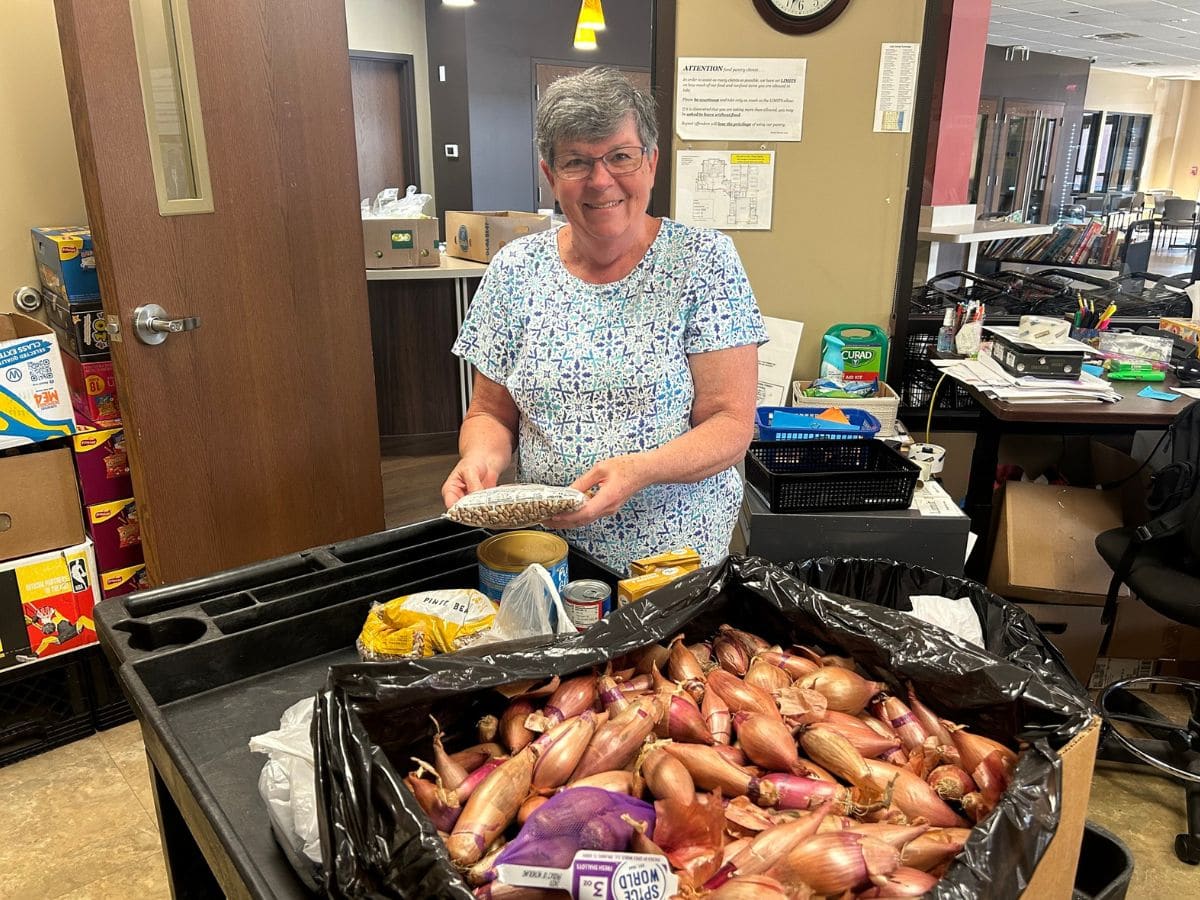 pantry-volunteer-lord-of-glory